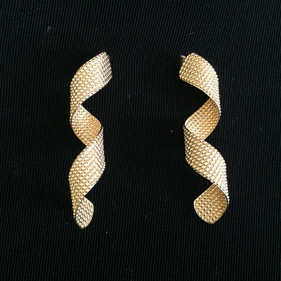 Gold Ribbon Vintage Pierced Earrings - Picture 2 of 4